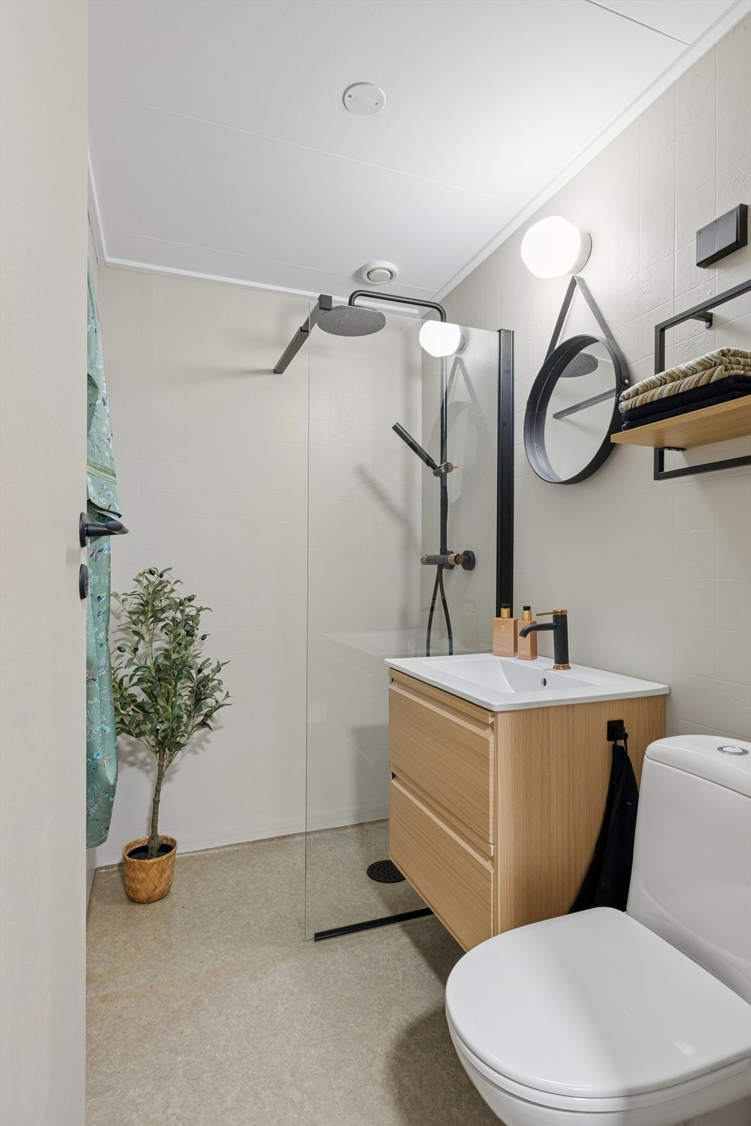 Hyggelig bad med dusjnisje, servant og WC Galleribilde