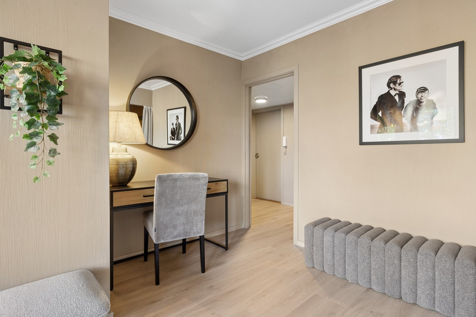 Det er plass til et hyggelig kontorhjørne med en pult og stol Galleribilde