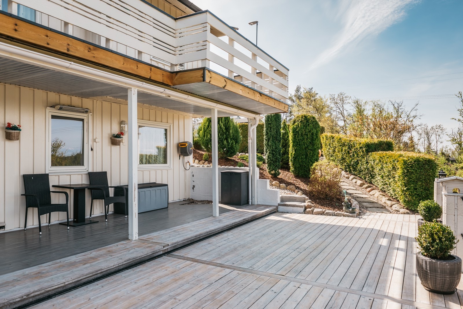 Her kan du nyte stillheten fra Brunlaskogen, og kose deg med grillkvelder, noe godt i glasset og er du heldig så kanskje du ser elg nede i skogen! Galleribilde