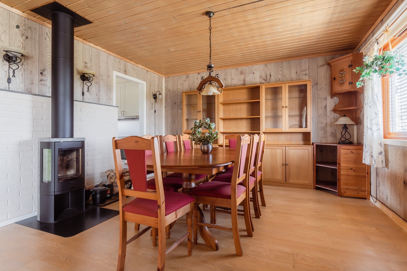 Stor spisestue med flott peis som varmer på kalde dager. Galleribilde
