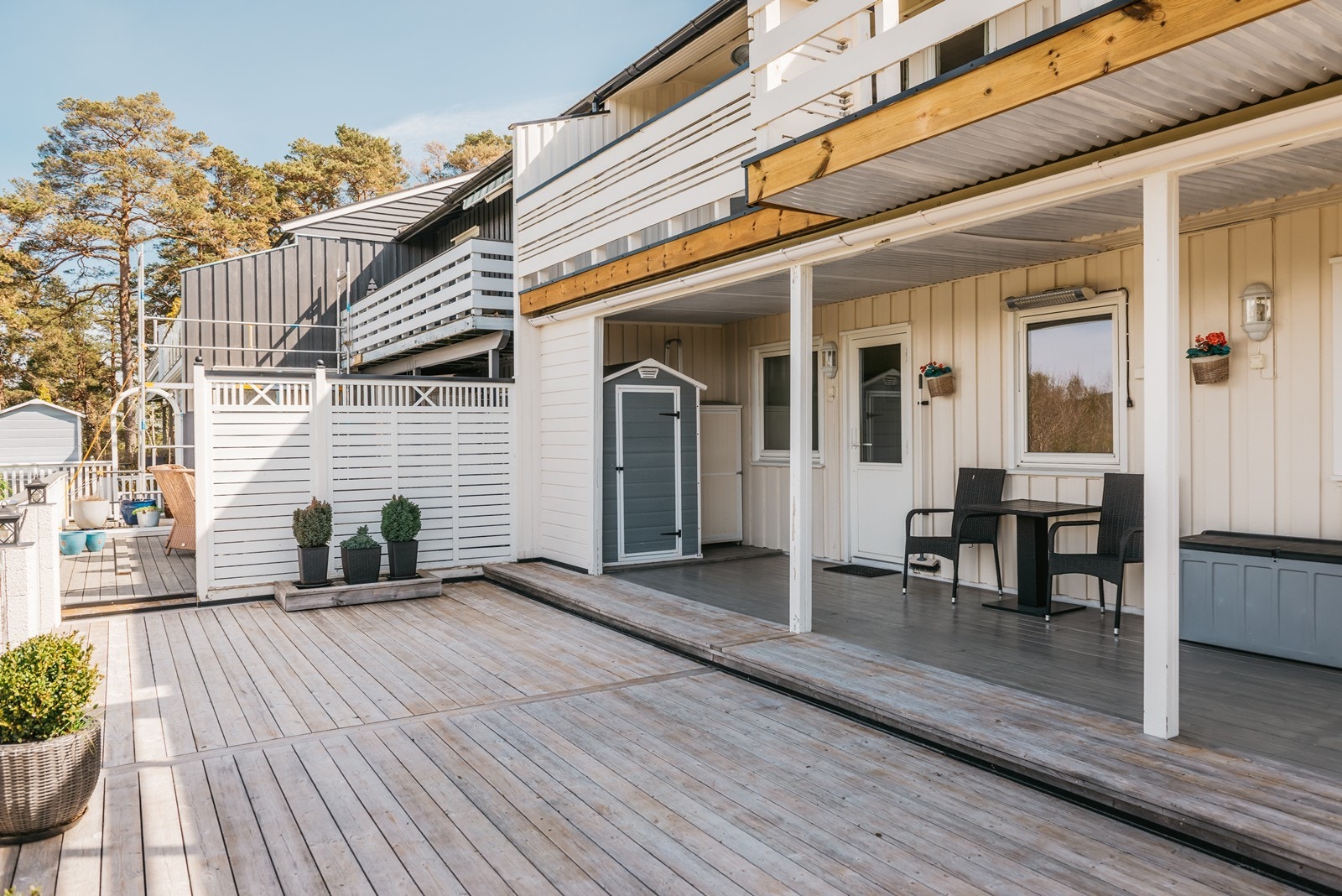 Til boligen er det en 55 m2 terrasse i bakhage med flotte solforhold. Liten del av terrassen er overbygget. Galleribilde