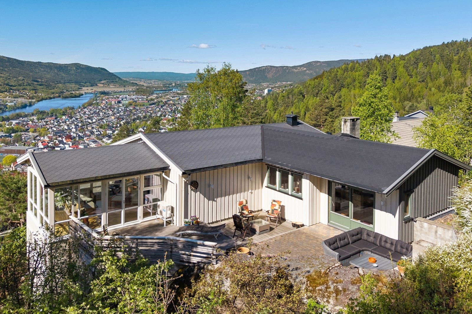 Enebolig med en populær beliggenhet med marka som nærmeste nabo, og flott utsikt over Drammen Galleribilde