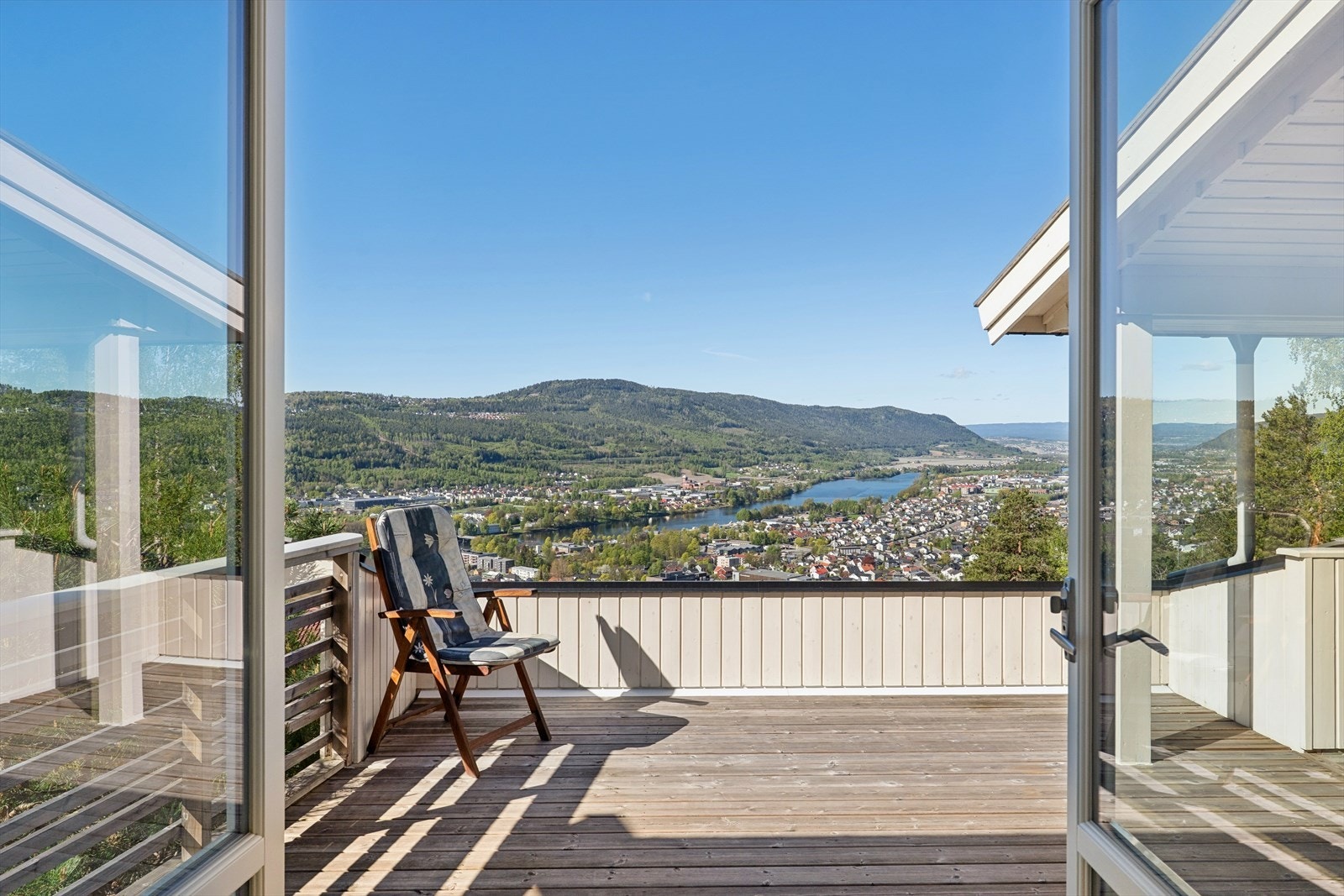Herfra kan utsikten mot Drammen og landskapet nytes. Galleribilde