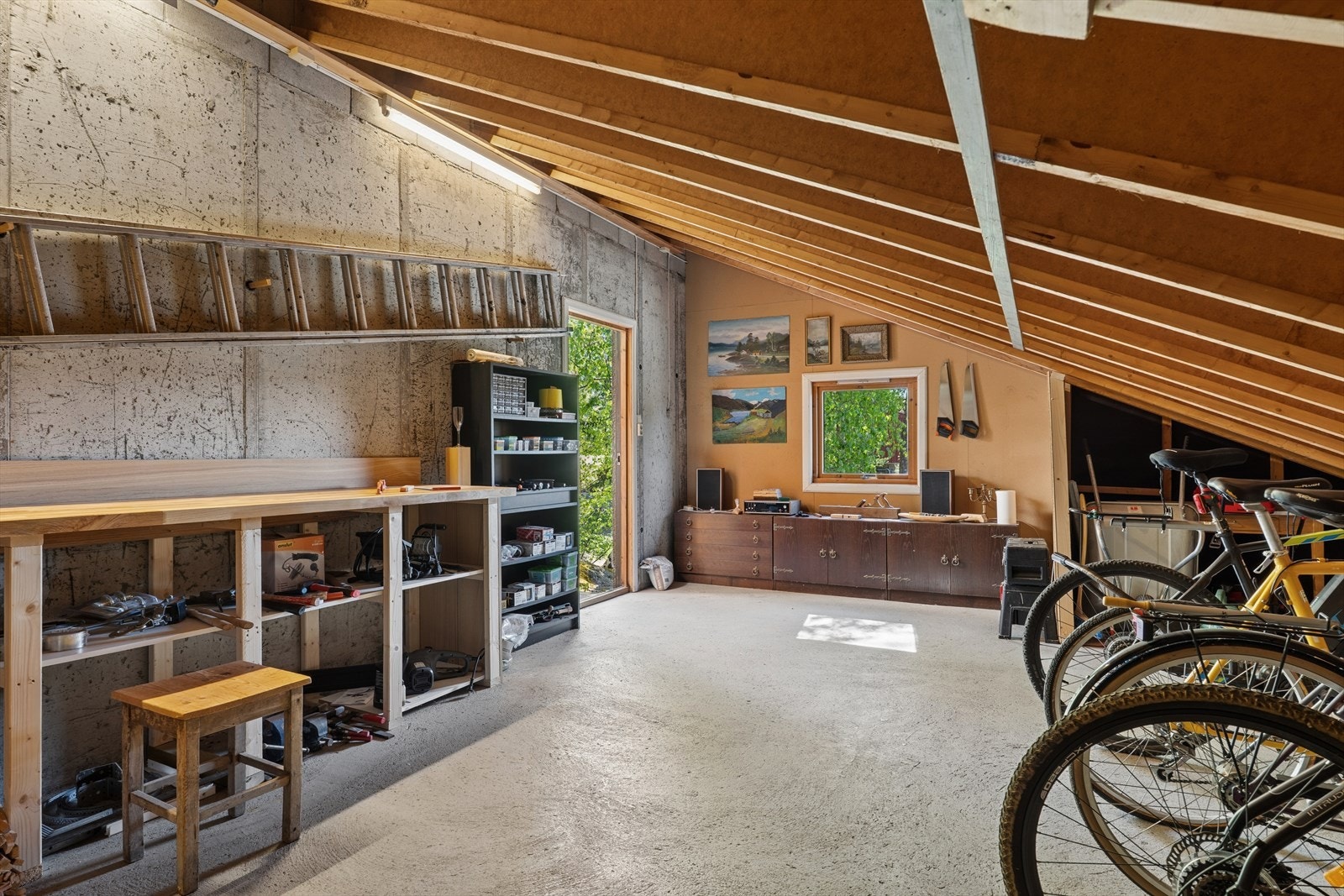 Loftet over garasjen har et gulvareal på 49 m² og gir rikelig med lagringsplass. Galleribilde