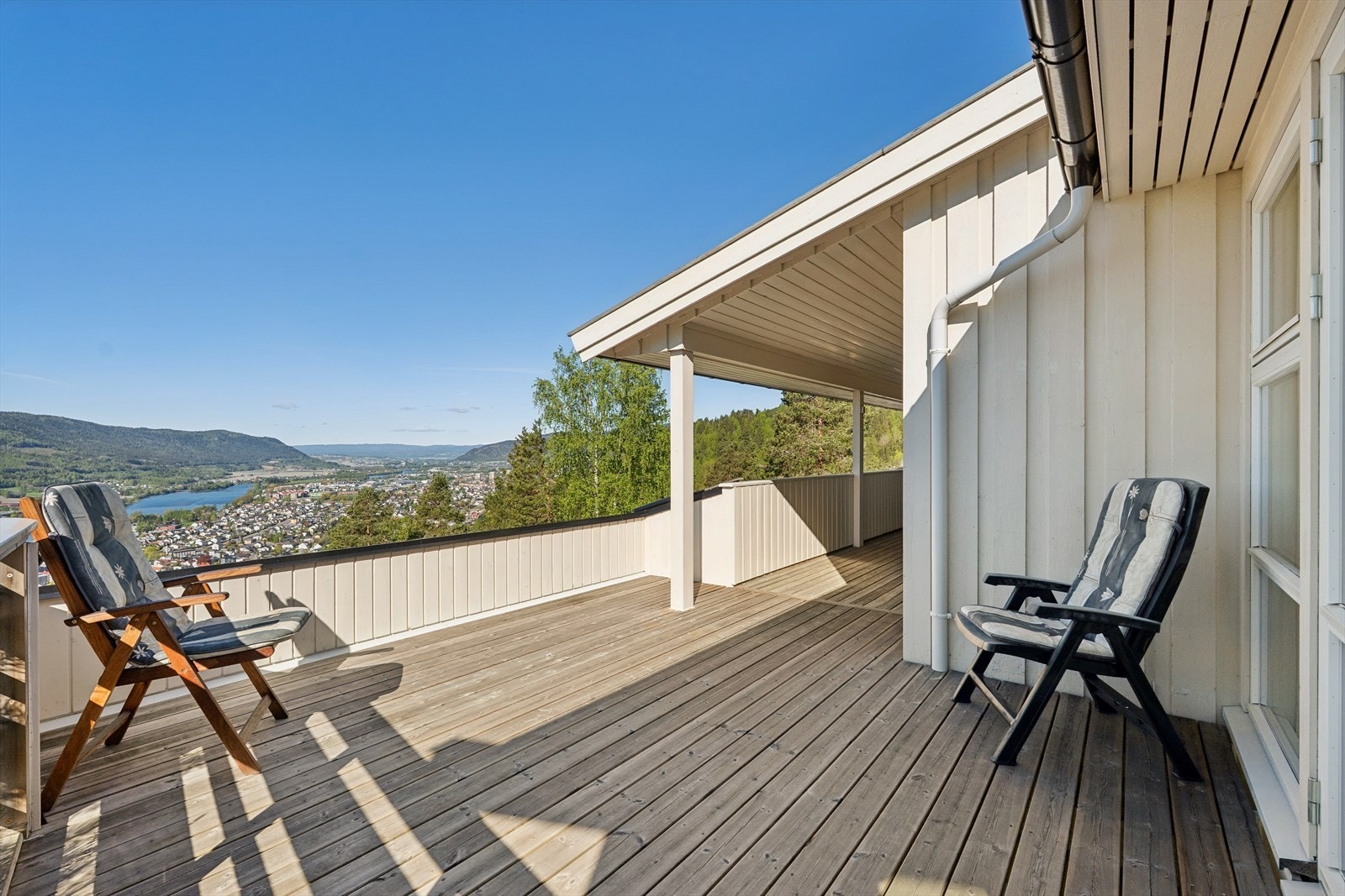 Altanen er bygget med impregnert bjelkelag og terrassebord, og er delvis overbygget. Galleribilde