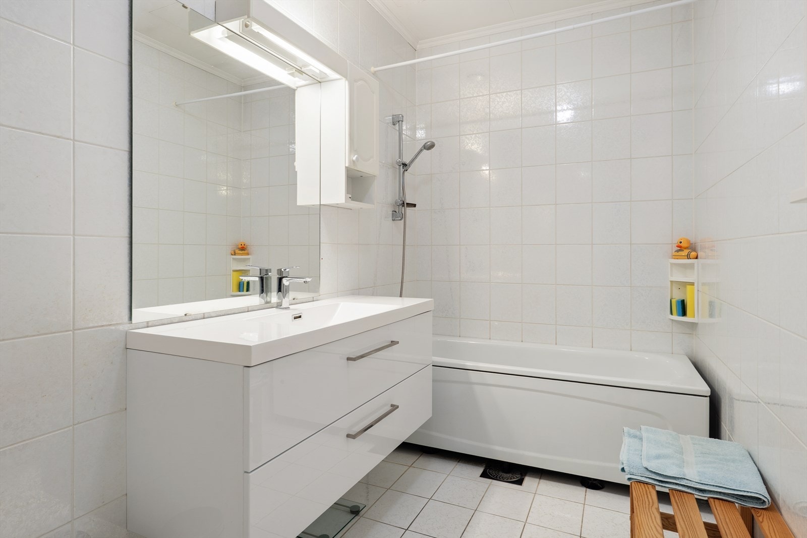 Bad i 1.etasje med flislagt gulv og vegger, utstyrt med badekar og servantskap. (Bad har fått TG3 av takstmann) Galleribilde