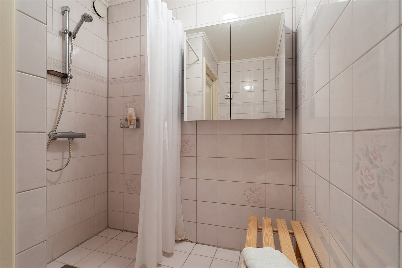Bad i underetasjen med flislagt gulv og vegger, dusjhjørne og varmekabler. (Bad har fått TG3 av takstmann). Galleribilde