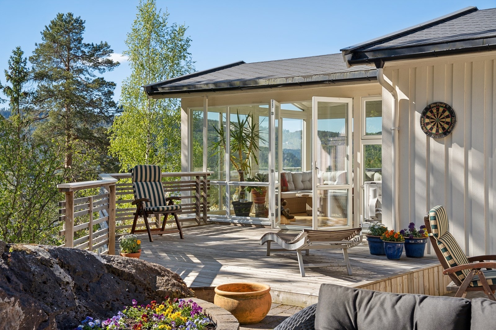 Vinterhagen fra 2015 har doble dører som kan åpnes helt opp mot terrassen. Galleribilde