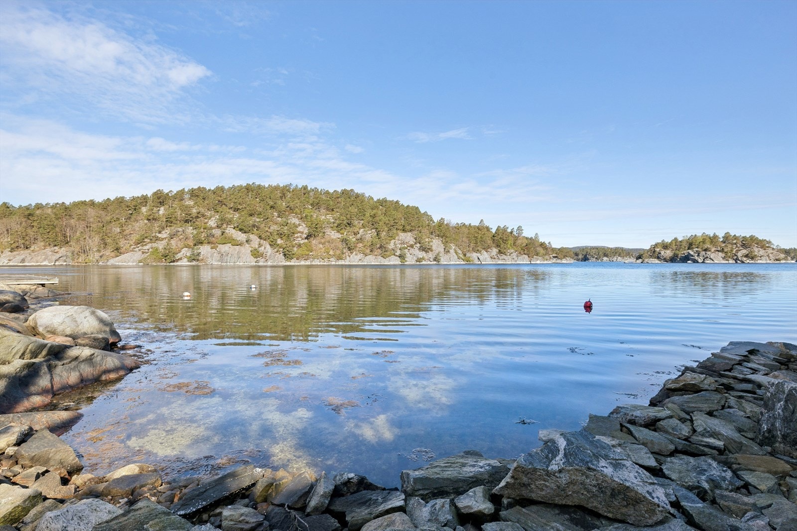 Med egen båt fra brygga utforsker du enkelt den idylliske Blindleia og de mange holmene og svabergene i området. Galleribilde