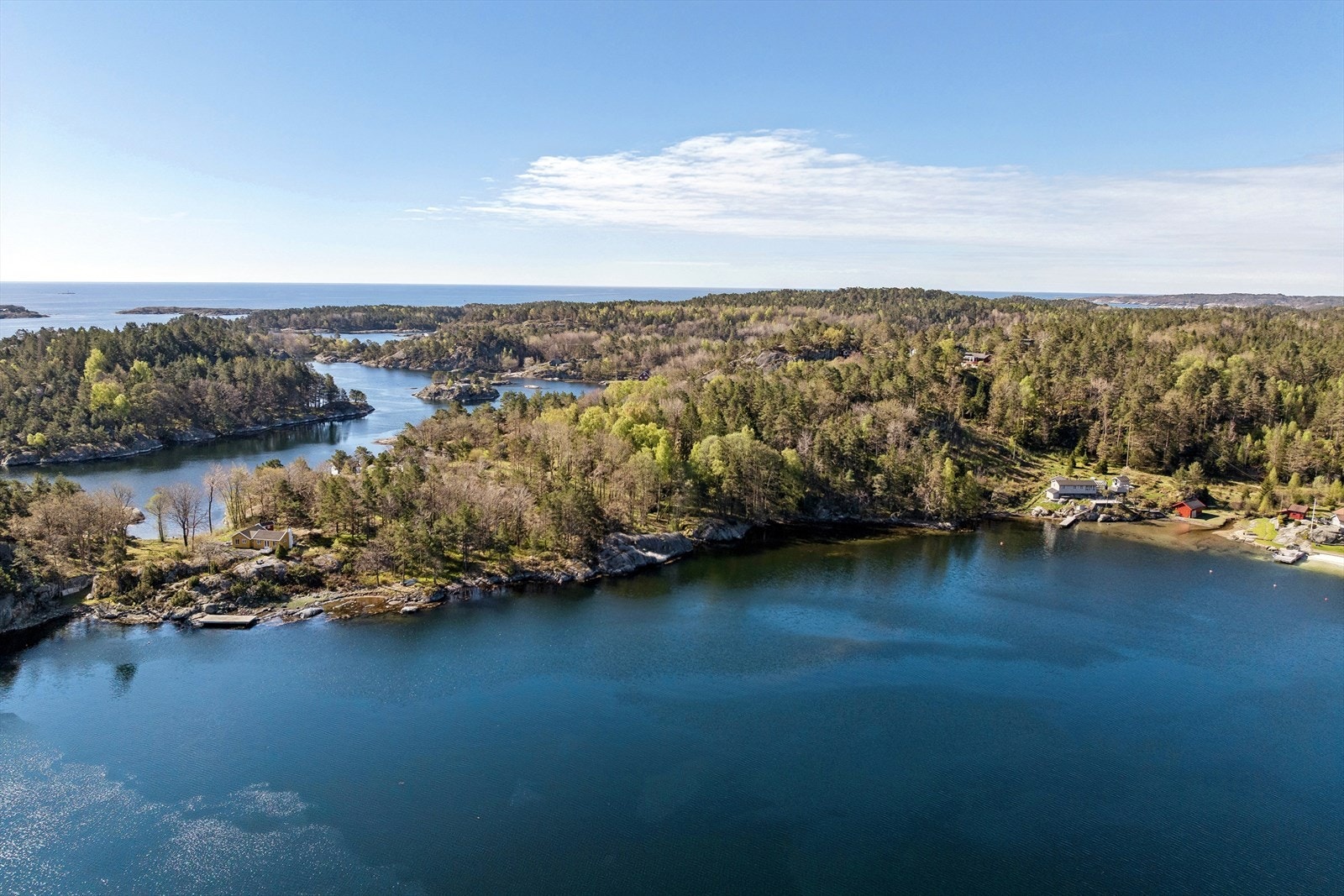 Eiendommen ligger i et attraktivt og veletablert hytteområde i Lillesand, med både Lillesand Marina og Lillesand gjestehavn en kort båttur unna. Galleribilde