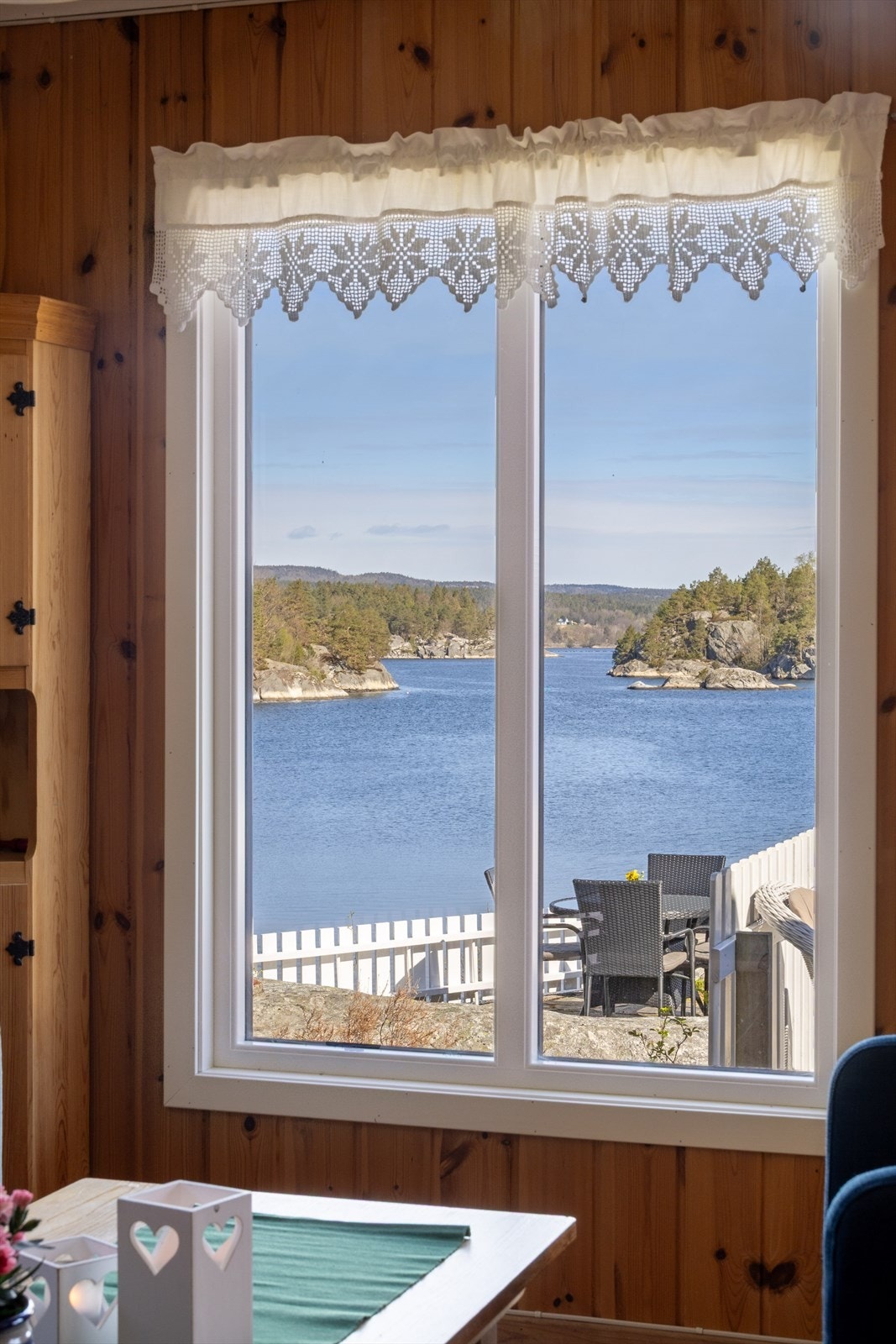 Store vindusflater gir godt med dagslys og kontakt med omgivelsene. Galleribilde