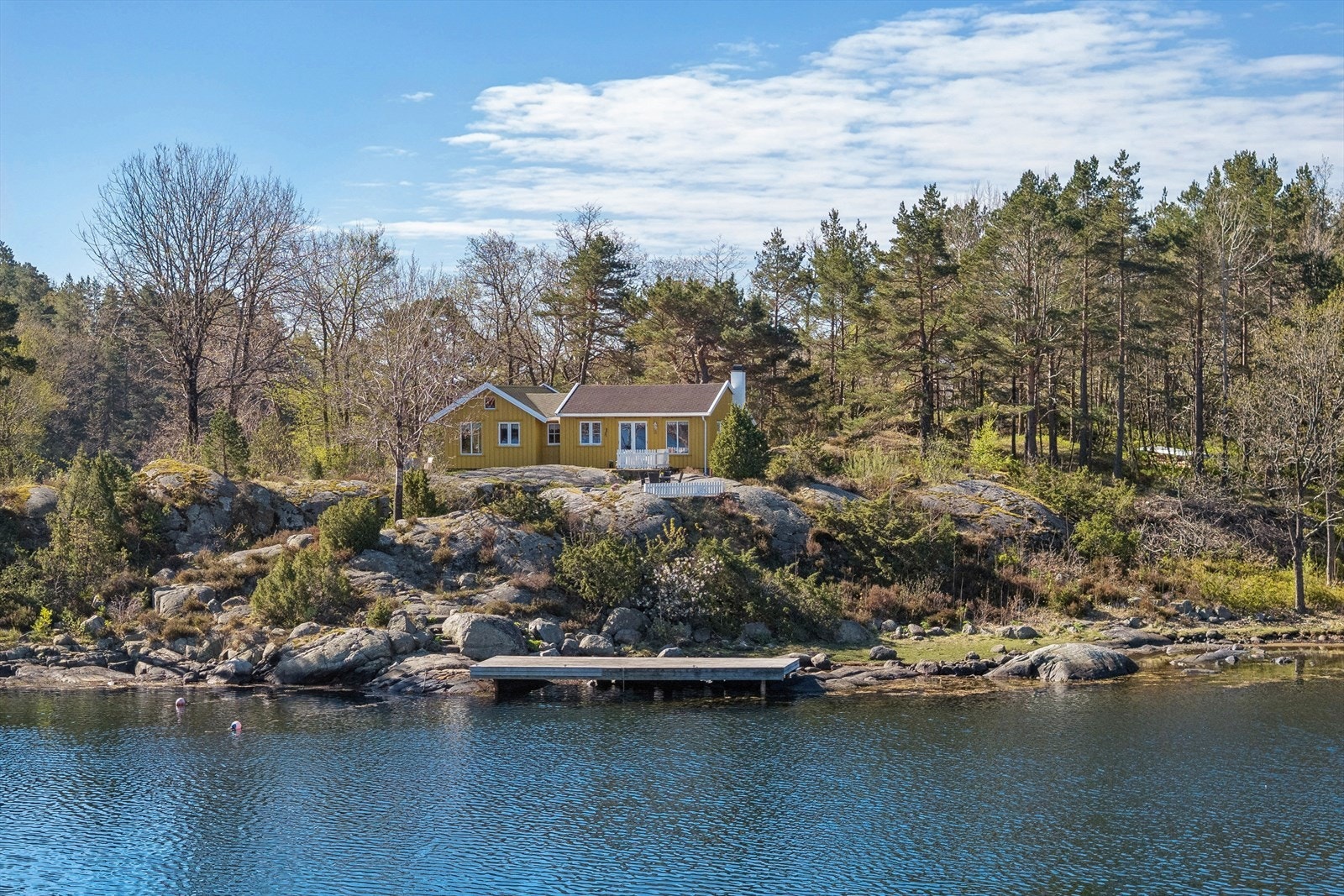 Eiendommen ligger skjermet til og gir umiddelbar tilgang til Lillesands skjærgård. Galleribilde