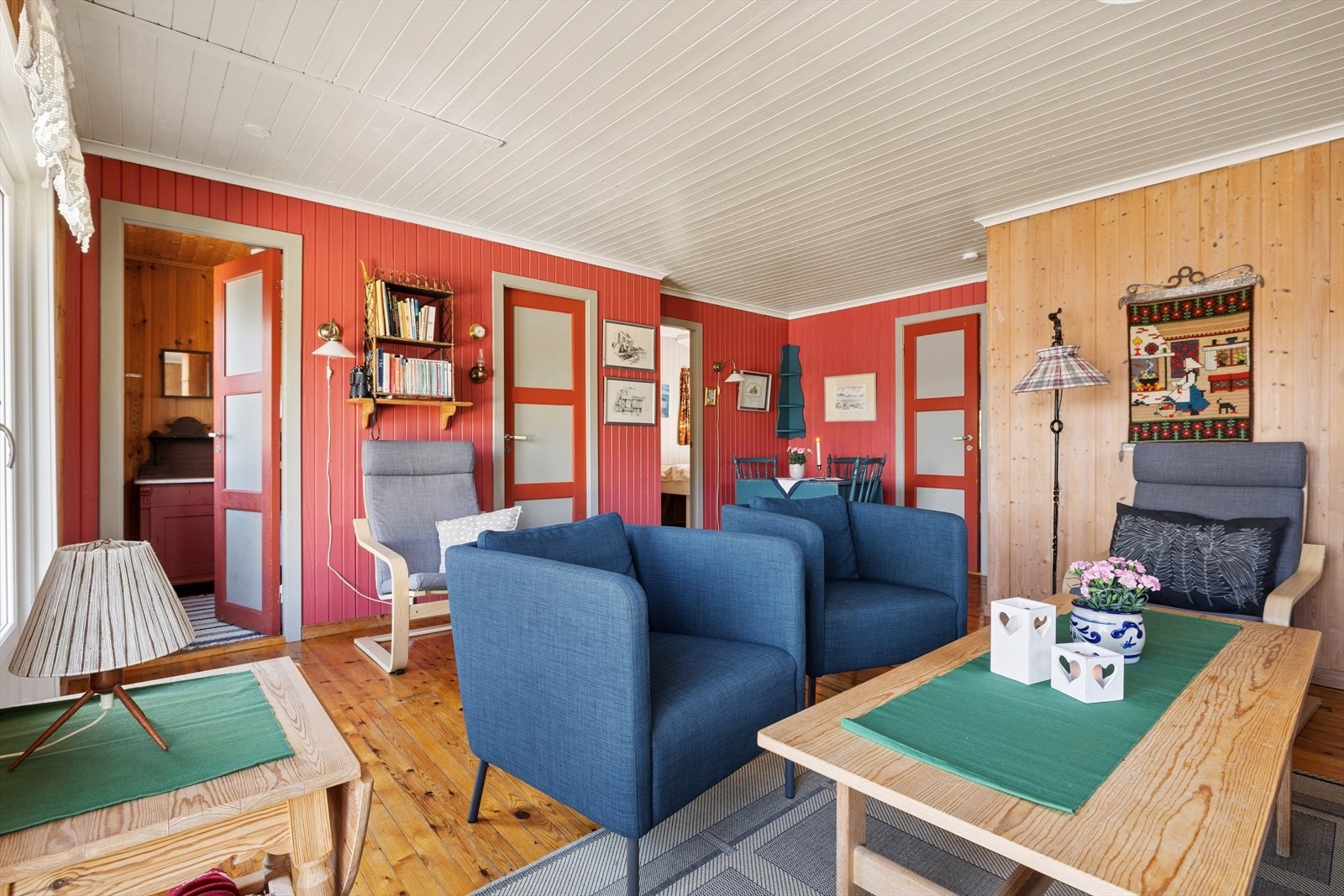 Hytta består av en eldre og en nyere del, forbundet sammen gjennom en mellomgang. Galleribilde