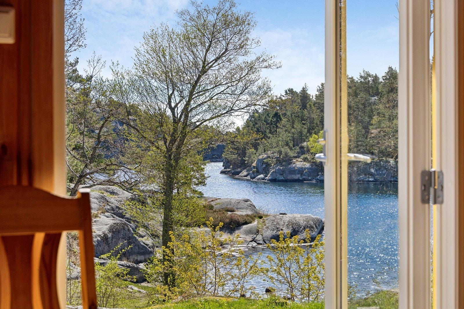 Fra stuen ser man rett ut på naturen og sjøen. Galleribilde