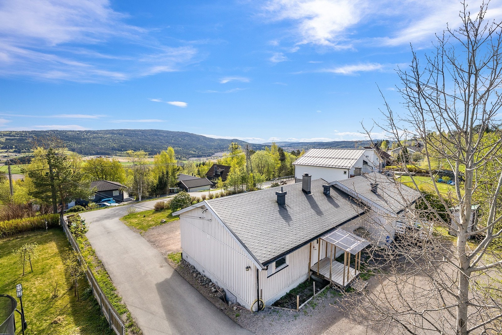 Praktisk adkomstvei for boligen og nabohuset inn til fellesarealet Galleribilde