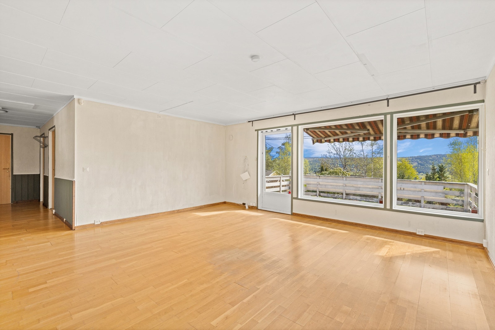 Stuen har store vinduer som slipper inn godt med lys Galleribilde