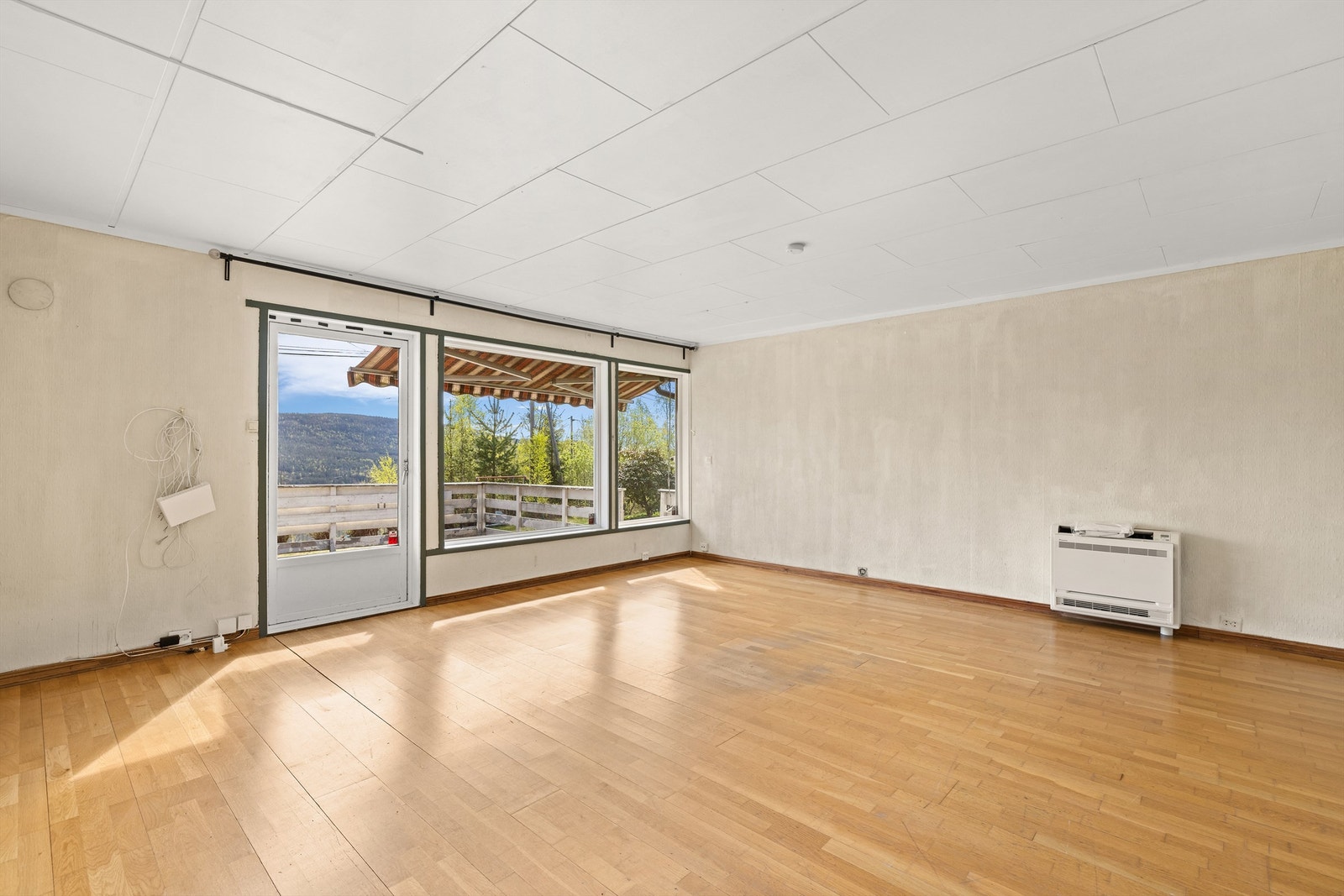 Stue med utgang til terrassen, varmepumpe innstallert i stuen Galleribilde