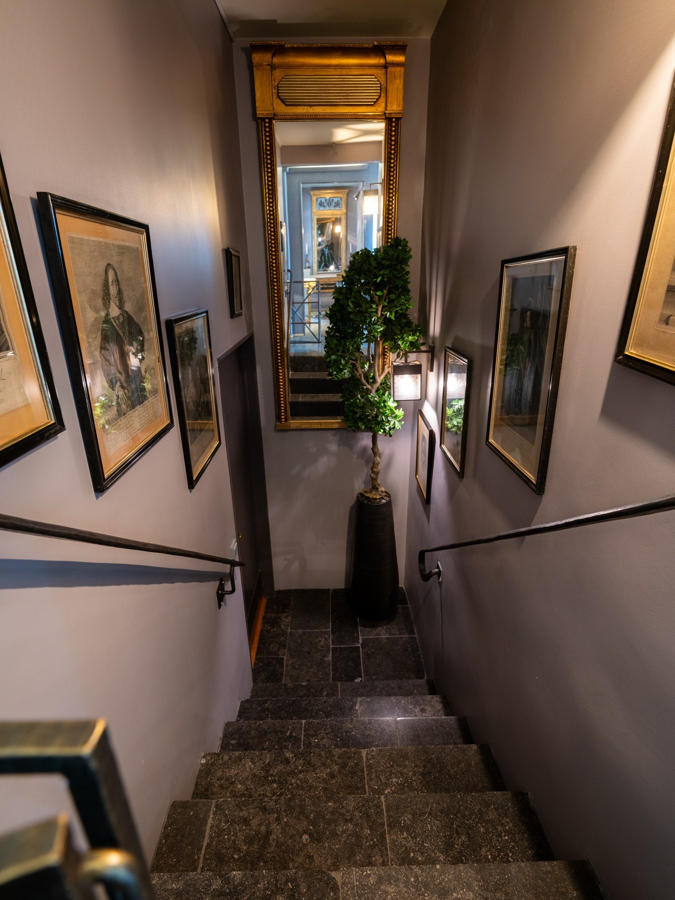 Trapp også ned til entrédør. Galleribilde