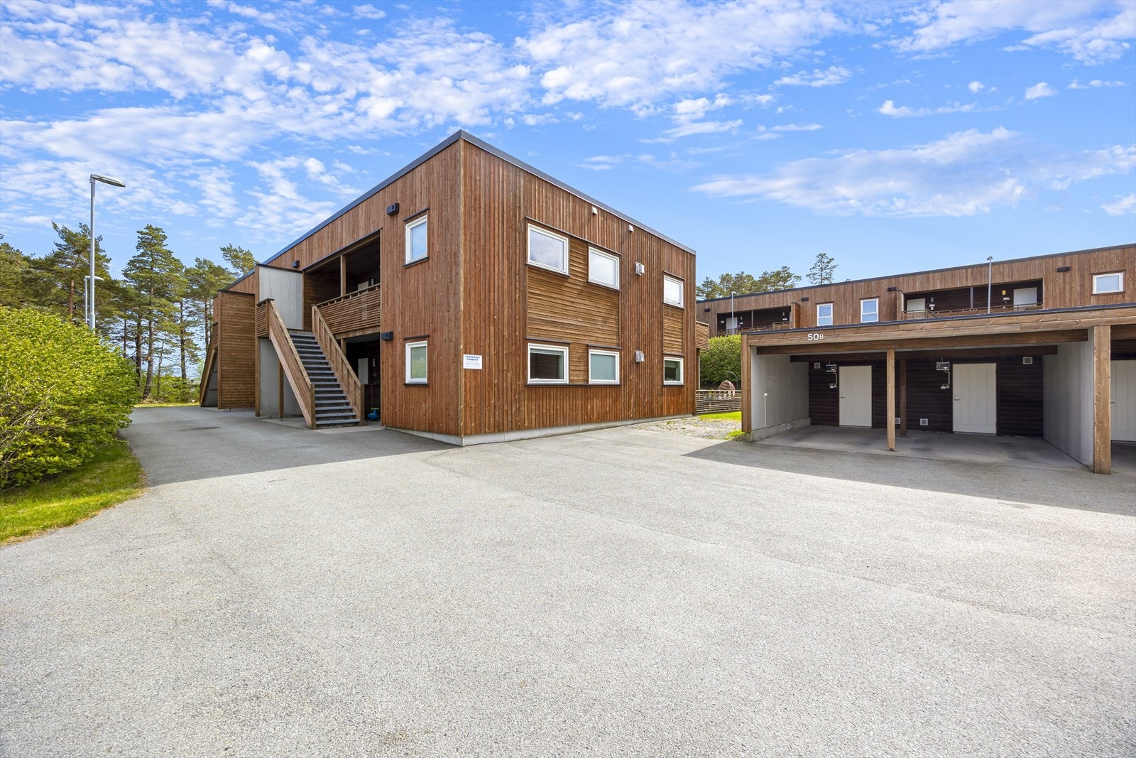 Tilhørende carport med utvendig bod (Carport ca. 17 m2 / bod ca. 5 m2). Carport har to el-bil ladere. Leiligheten har også fast biloppstillingsplass foran egen carport. I tillegg er det gjesteparkering. Galleribilde