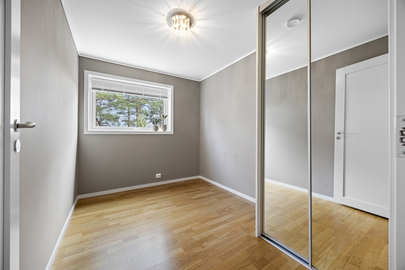 Soverom 2 har også en praktisk skyvedørsgarderobe med speil. Galleribilde