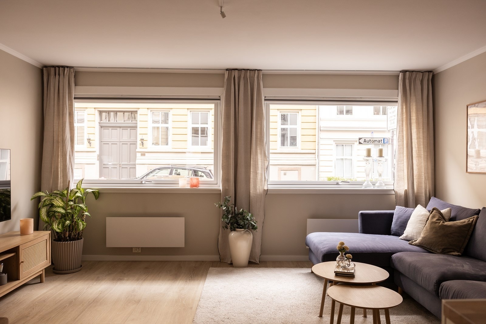 Inn igjen har leiligheten en åpen og sosial stue- og kjøkkenløsning som gir en god romfølelse. Galleribilde