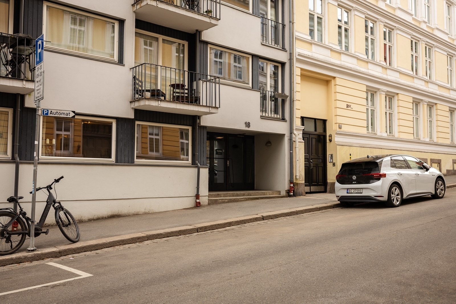 Leiligheten ligger i en enveiskjørt og rolig gate, skjermet for gjennomgangstrafikk. Galleribilde
