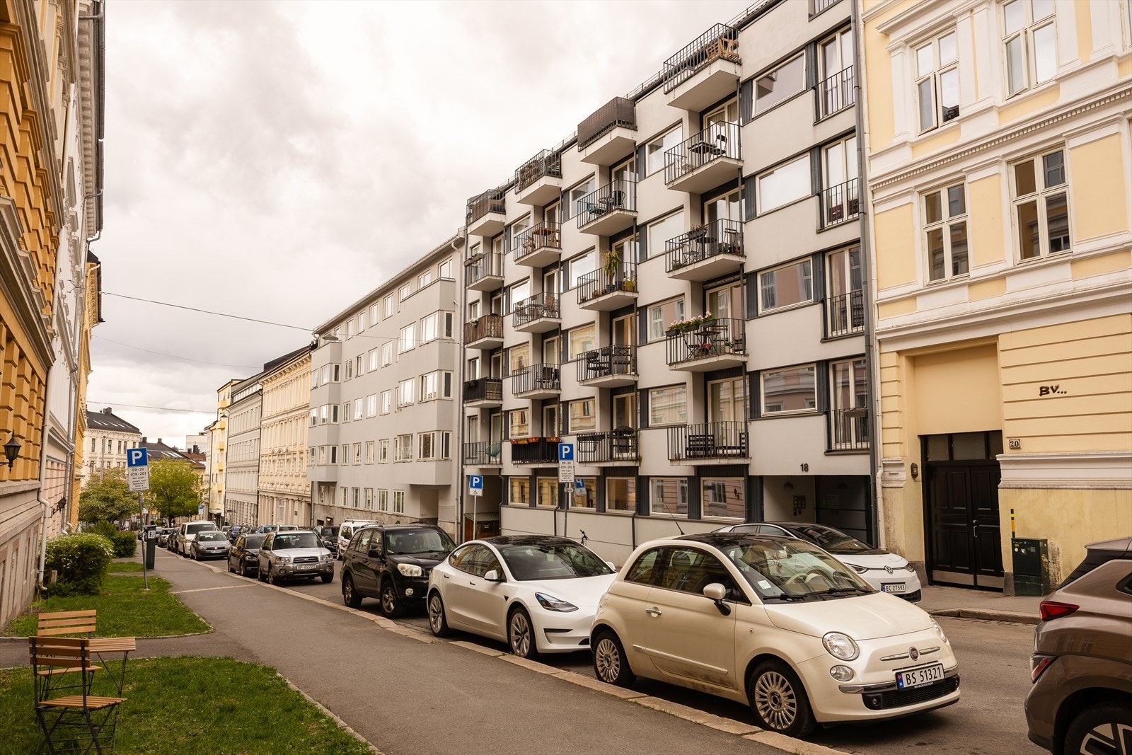 Fra Stensgata er det kun et par minutters gange til trikkestoppet "Stensgata" med linje 17 og 18. Galleribilde