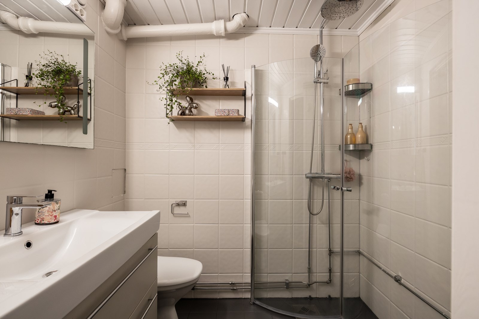 Badet er utstyrt med dusjhjørne, toalett, servantinnredning og har opplegg for vaskemaskin. Galleribilde