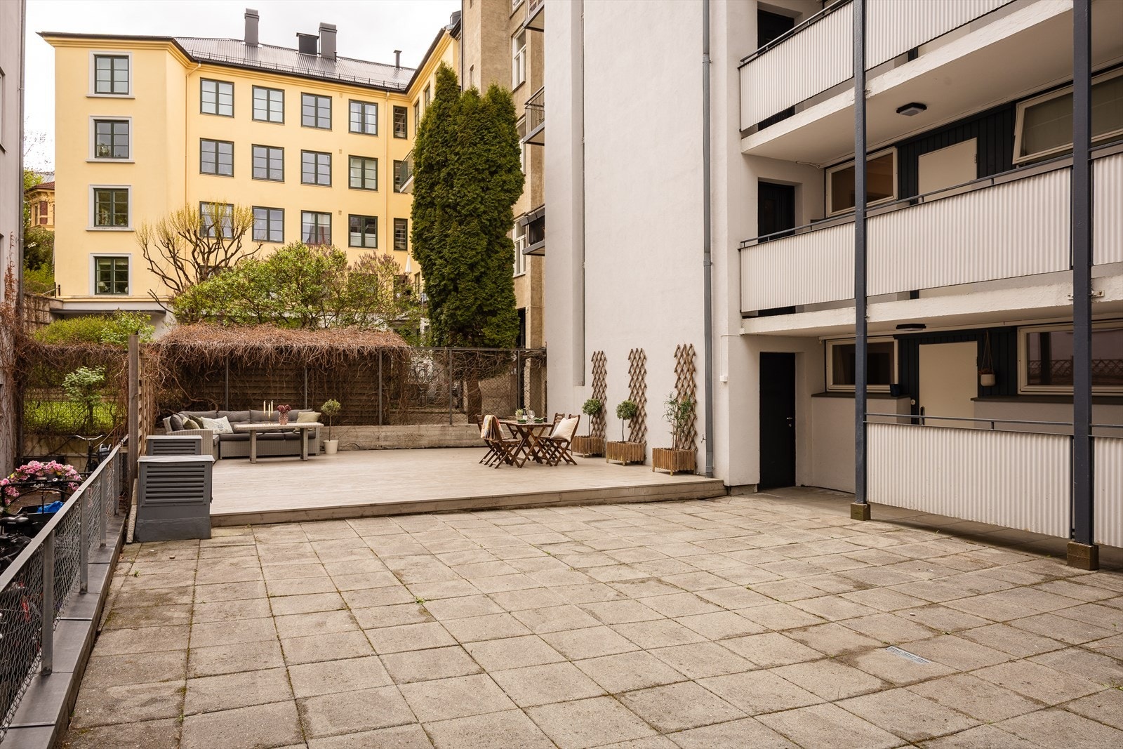 Okey, nå skal vi inn. Jeg måtte bare vise dere hvor fin denne bakgården er. Galleribilde