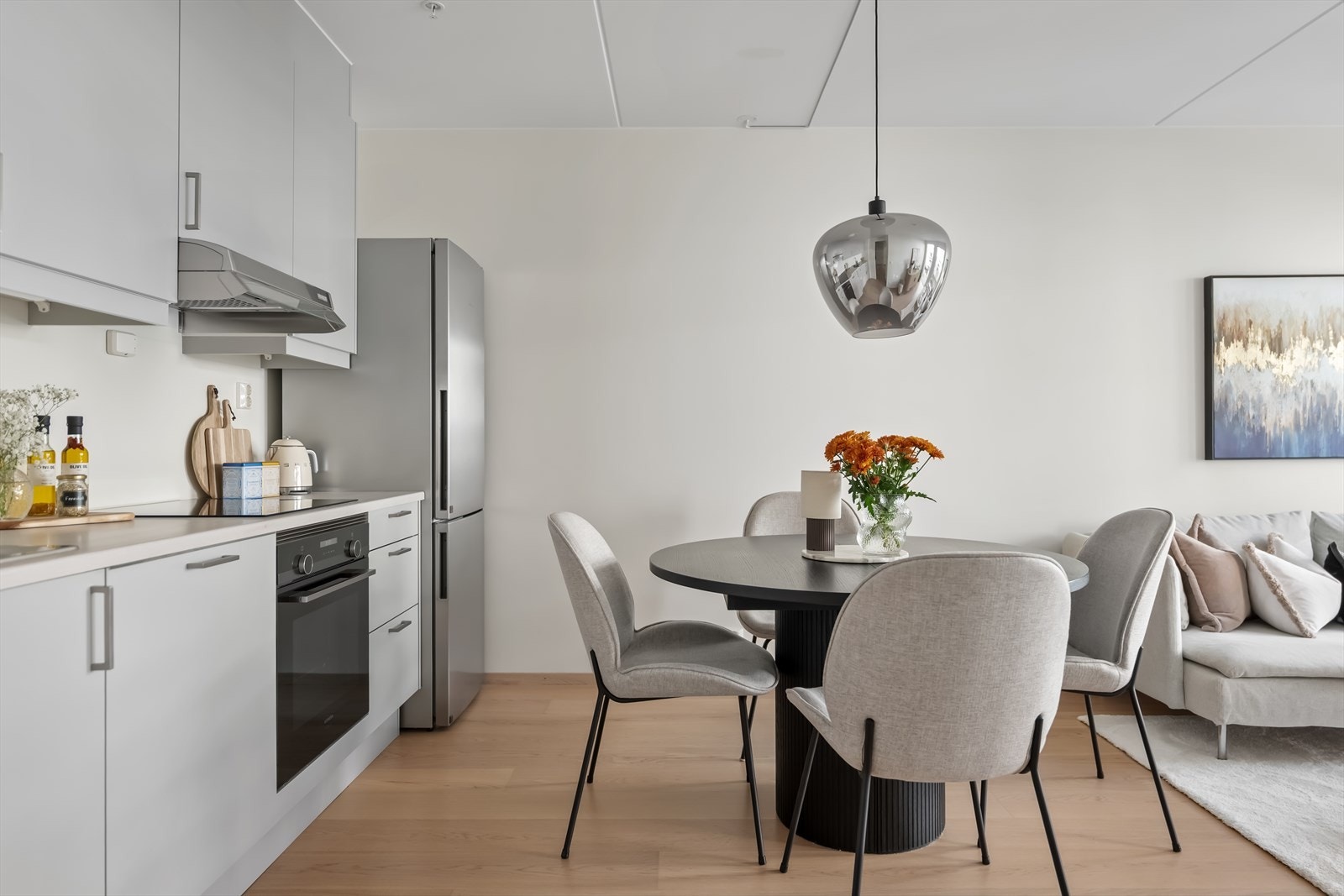 Kjøkkenet er godt utstyrt med integrert platetopp, stekeovn og oppvaskmaskin, samt frittstående kjøle-/fryseskap. Galleribilde
