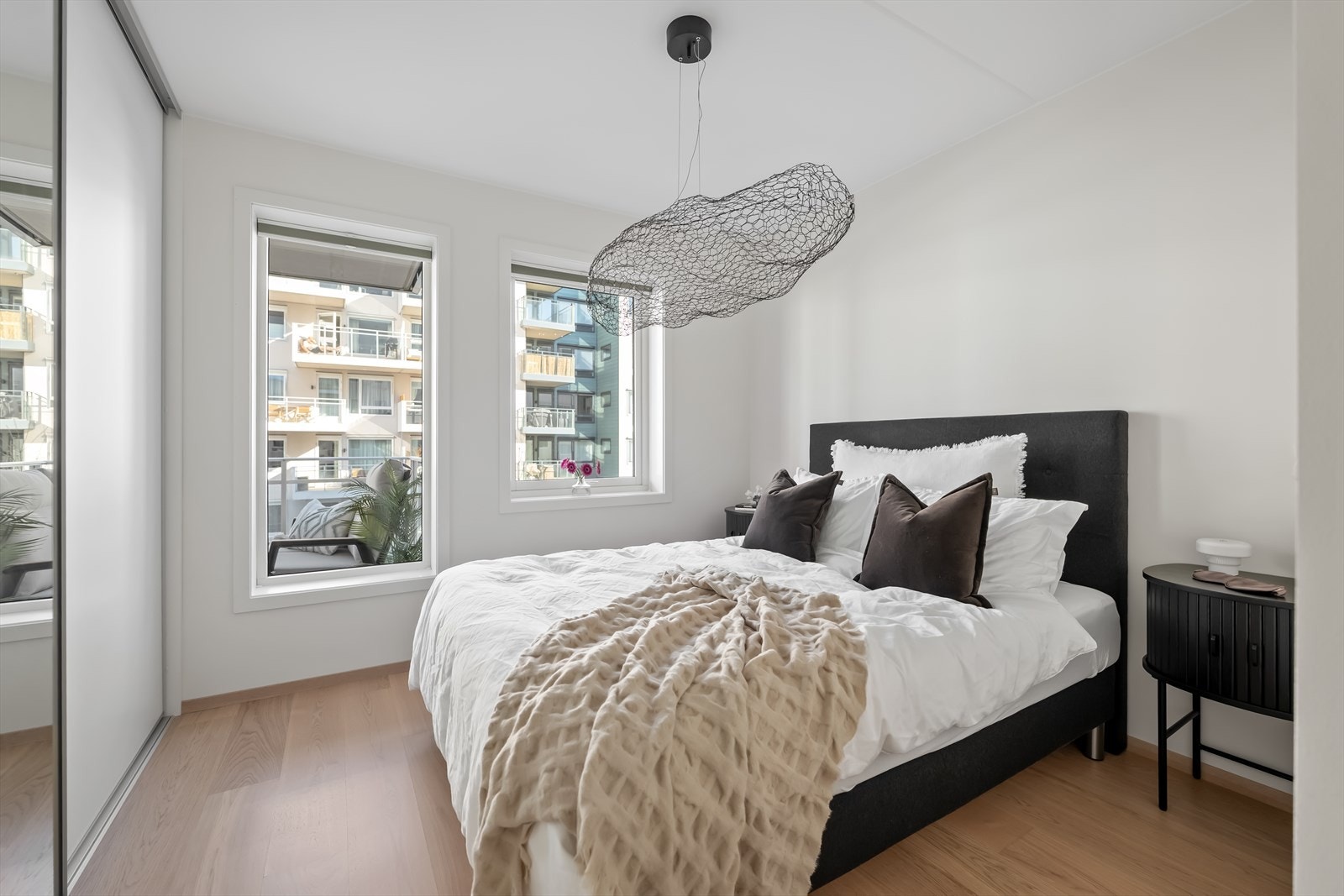 Soverommet er lyst og innbydende, med store vindusflater som slipper inn rikelig med naturlig lys og skaper en rolig atmosfære. Galleribilde