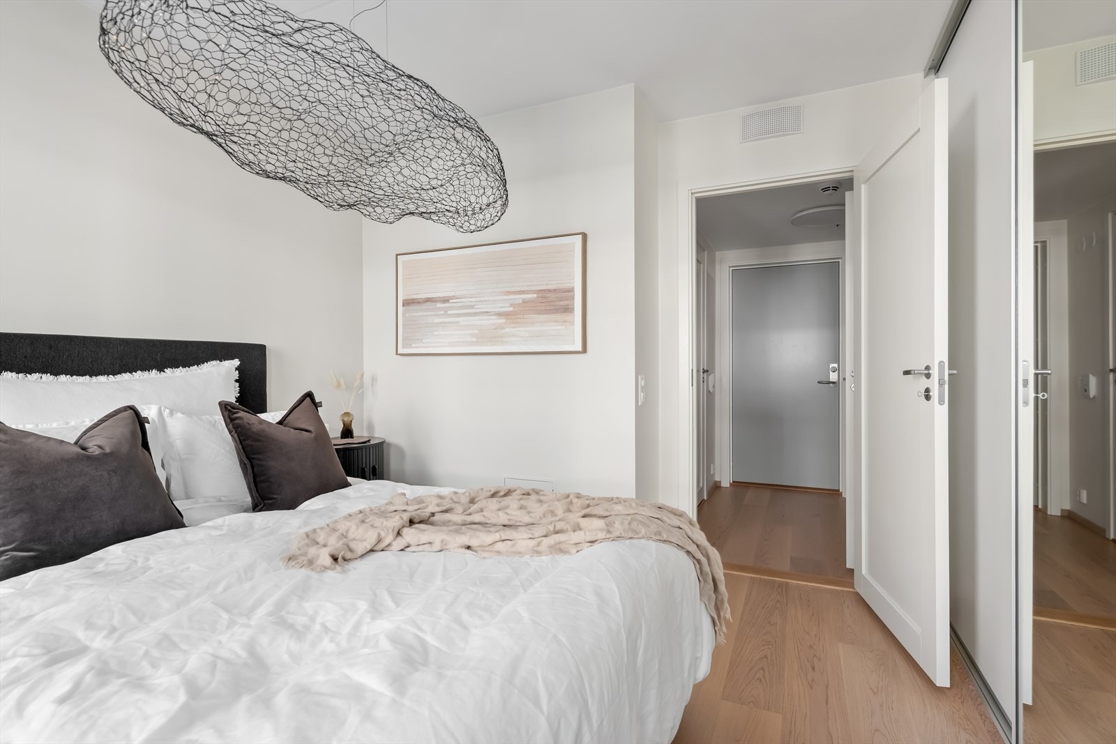 Et behagelig og velorganisert soverom som legger godt til rette for hvile og komfort. Galleribilde
