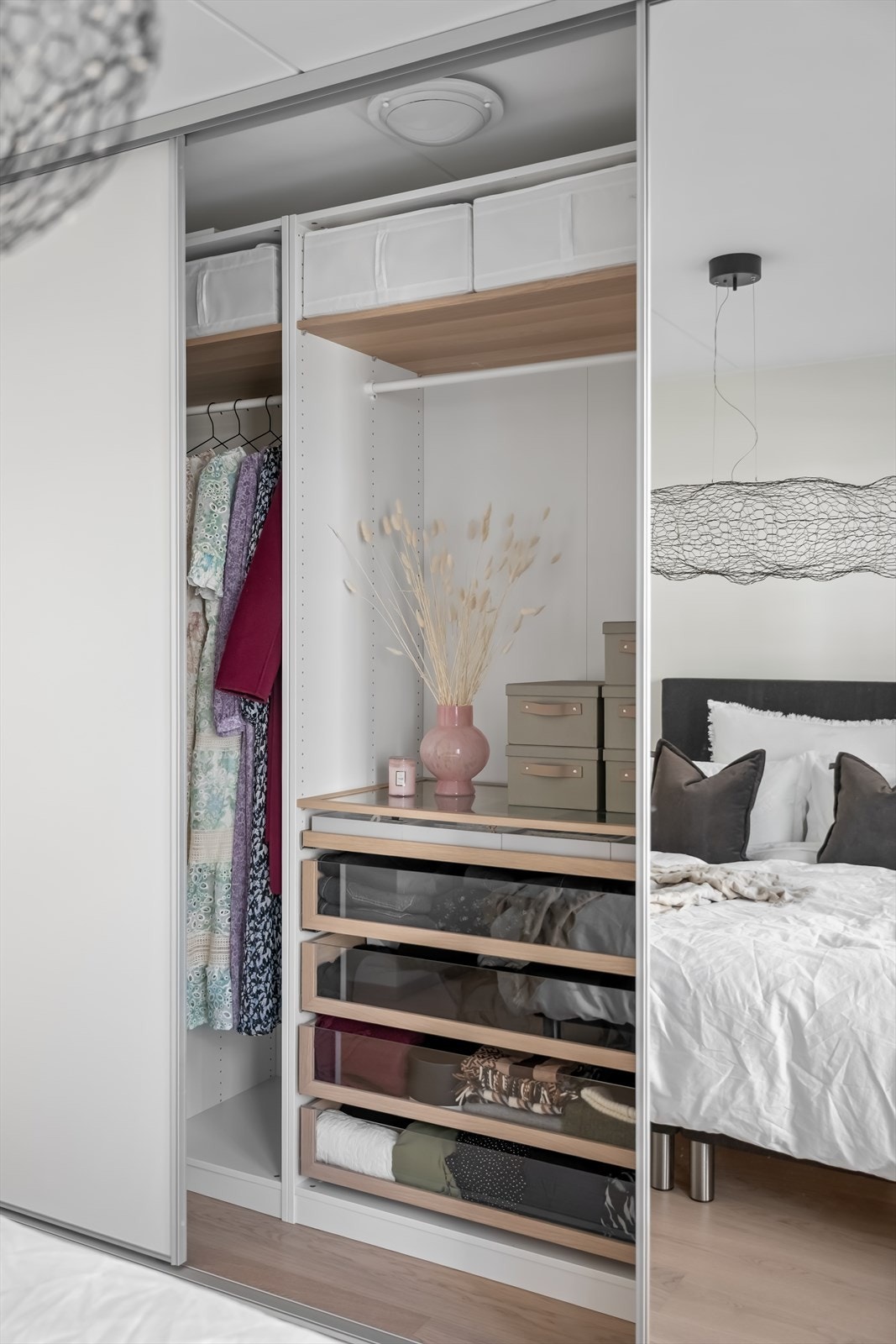 Praktisk skyvedørsgarderobe med speil som gir rikelig oppbevaringsplass og en luftig romfølelse. Hyllesystemet inne i garderoben medfølger. Galleribilde
