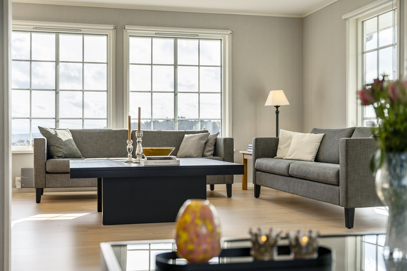 Store vindusflater slipper inn rikelig med dagslys. Galleribilde