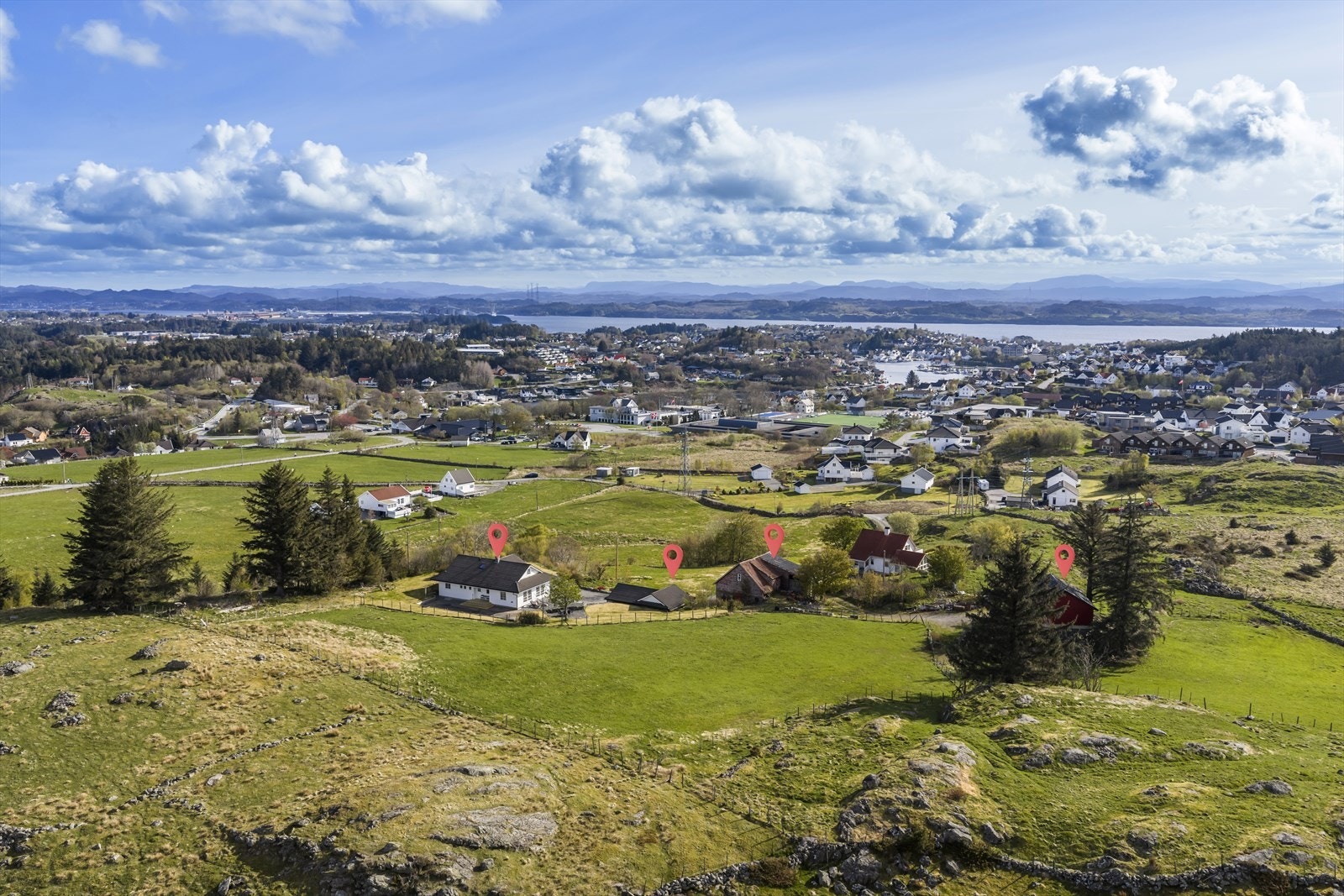 Eiendommen ligger høyt og fritt med utsikt over nærområdet. Galleribilde