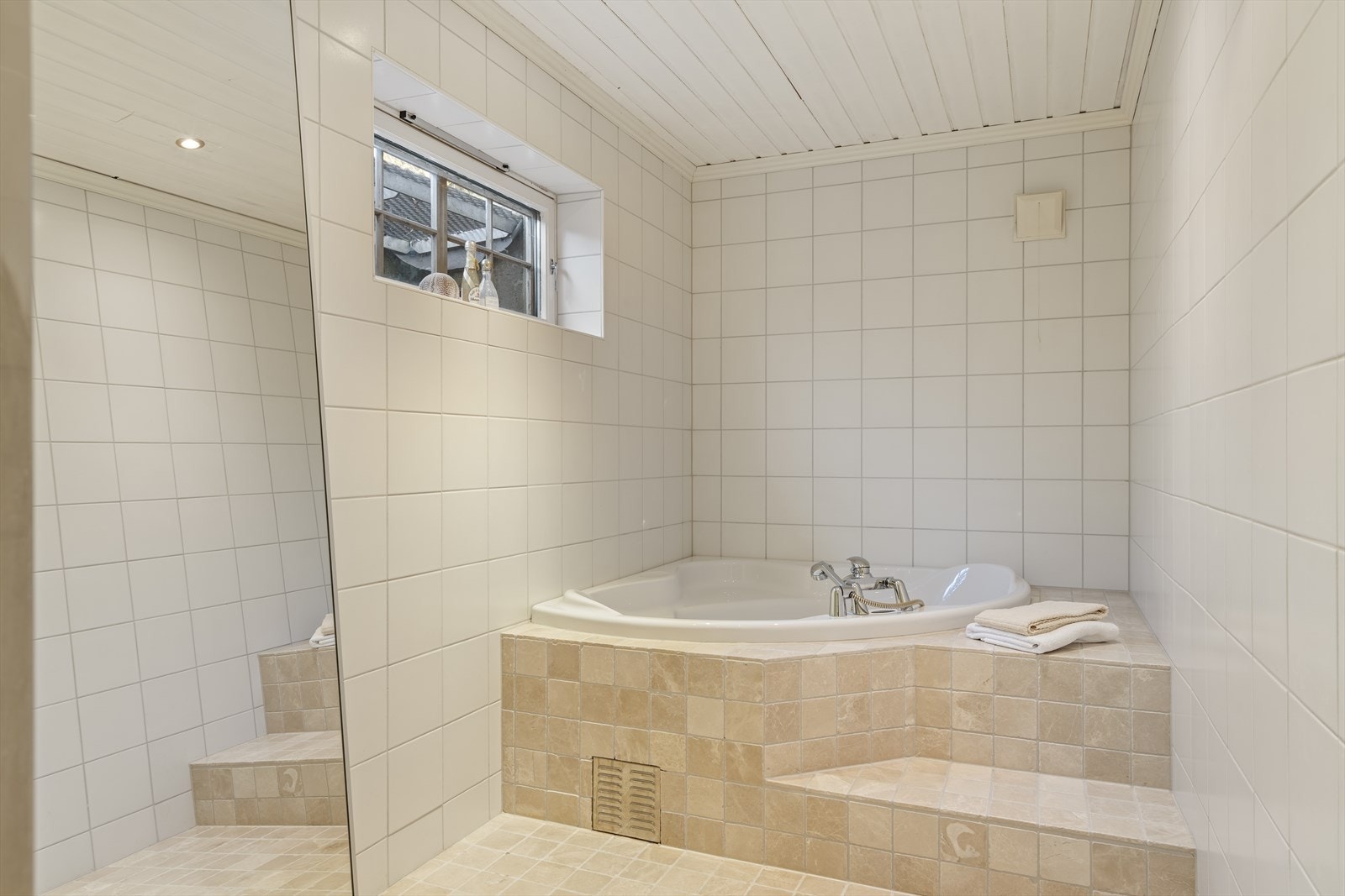 I tillegg har badet et innbygget badekar. Det er elektriske varmekabler i gulvet. Galleribilde