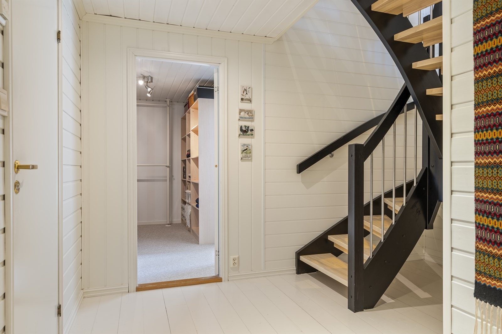 Tretrappen forbinder etasjene. Galleribilde