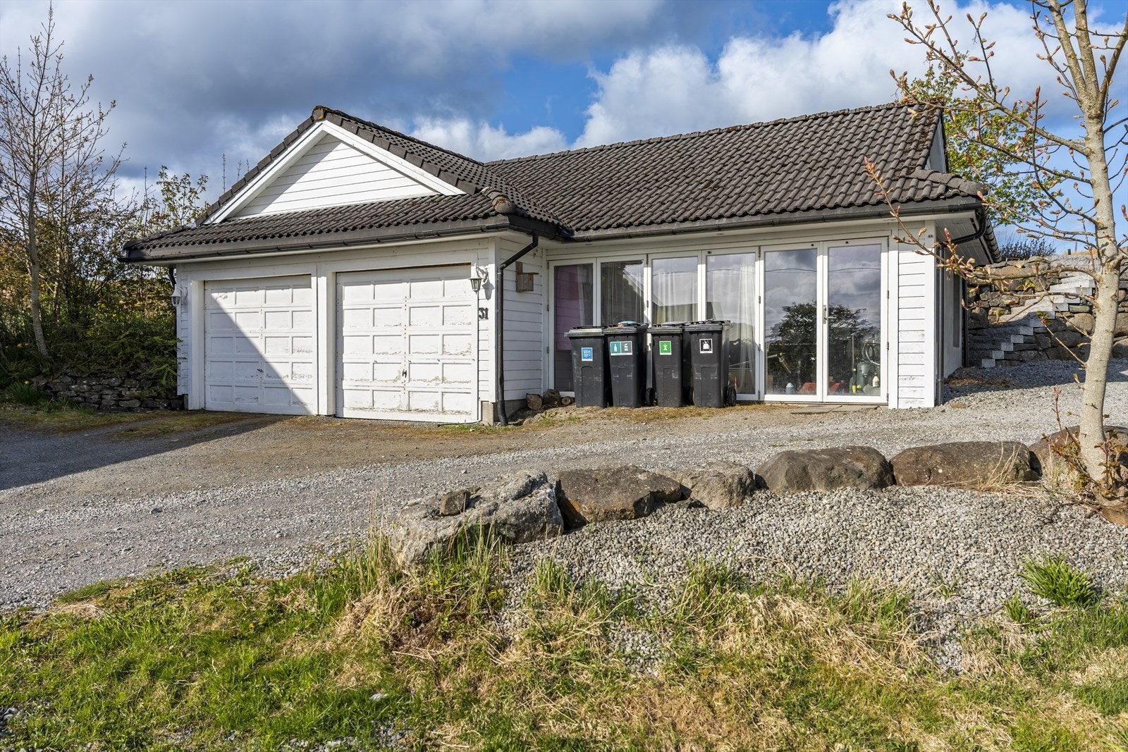 Romslig garasjebygning. Galleribilde