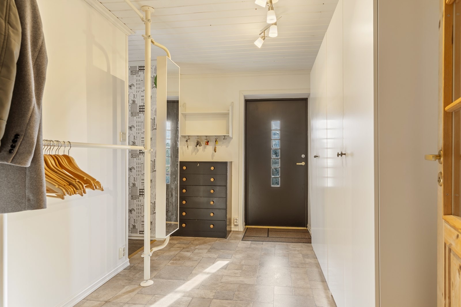 Hovedinngangen i underetasjen leder inn til en romslig entré med god plass til garderobeløsninger. Galleribilde