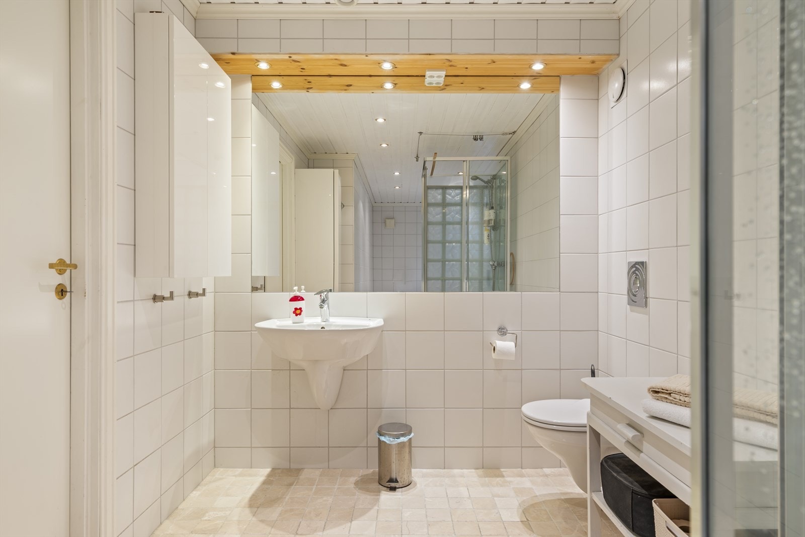 Badet i underetasjen er helfliset. Galleribilde