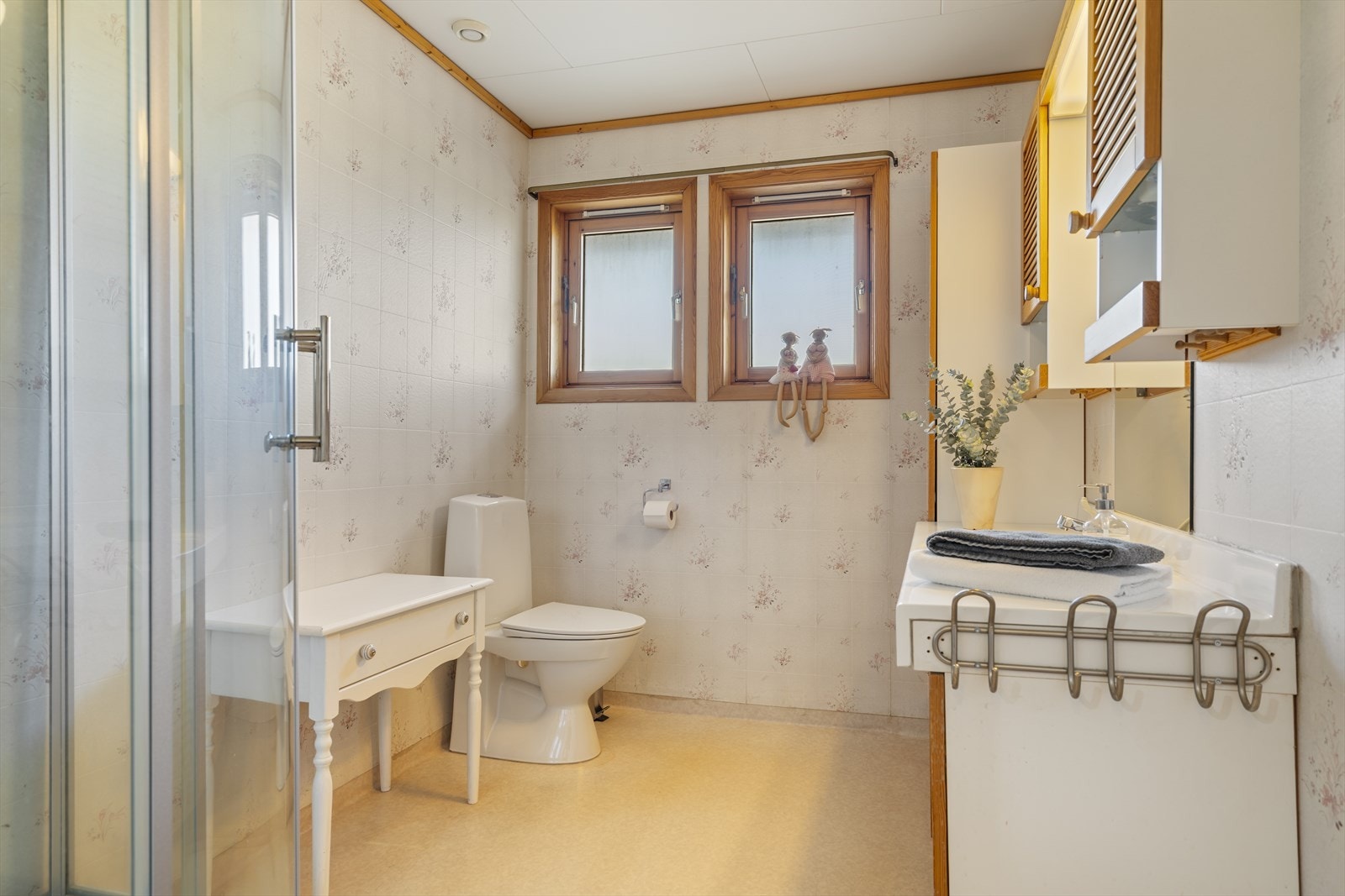 Badet i første etasje har vinylbelegg med varmekabler, dusjkabinett og servantinnredning. Galleribilde