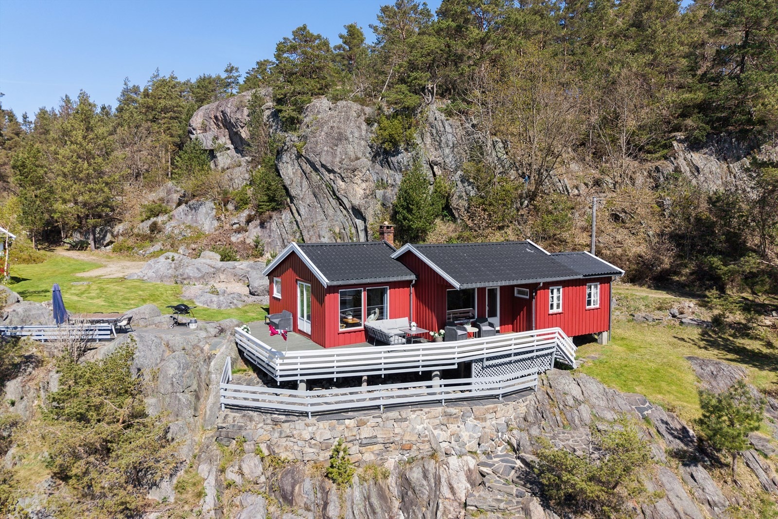 Eiendommen er omkranset av fine uteplasser og en koselig hage. Galleribilde