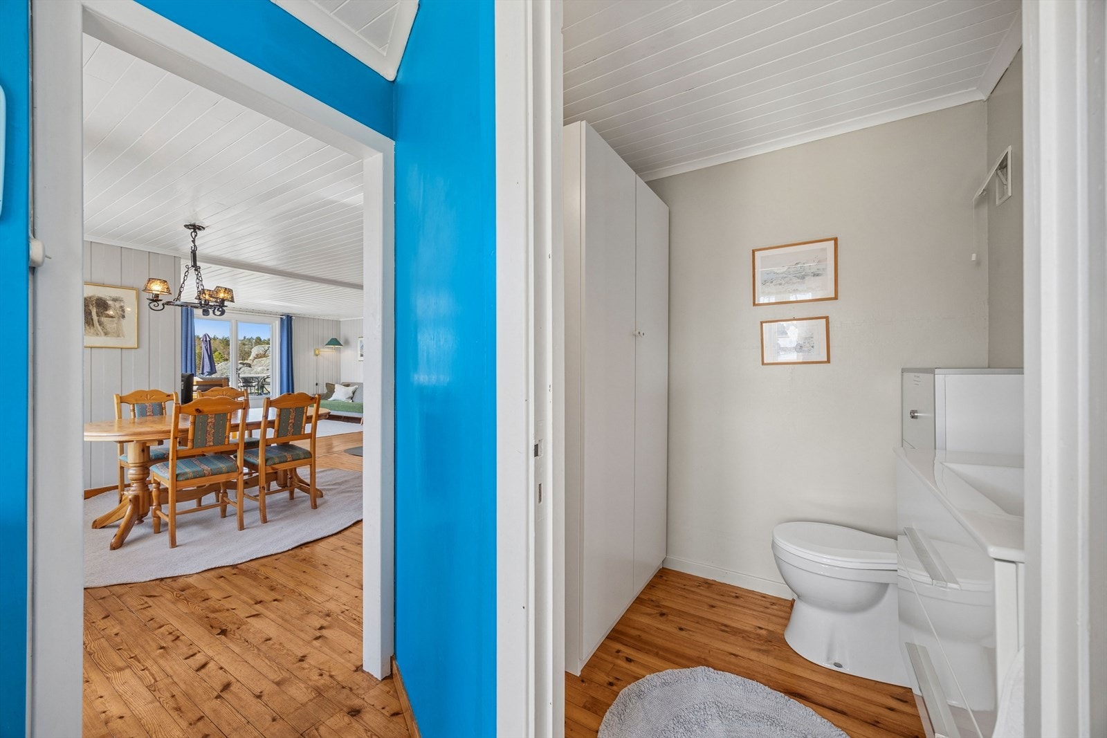 Toalett rom med vask. Galleribilde