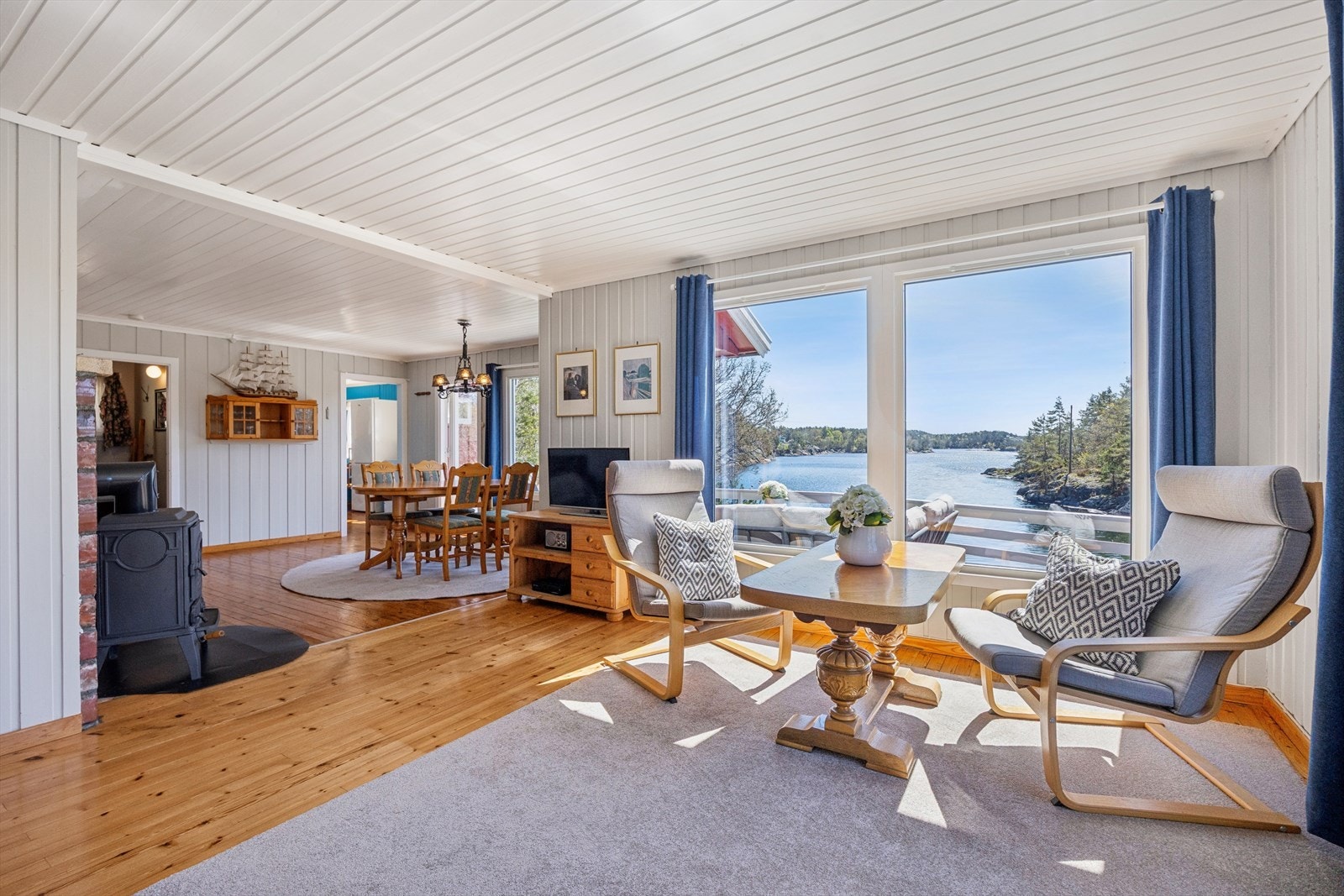 Lys og hyggelig stue med store vindusflater. Galleribilde