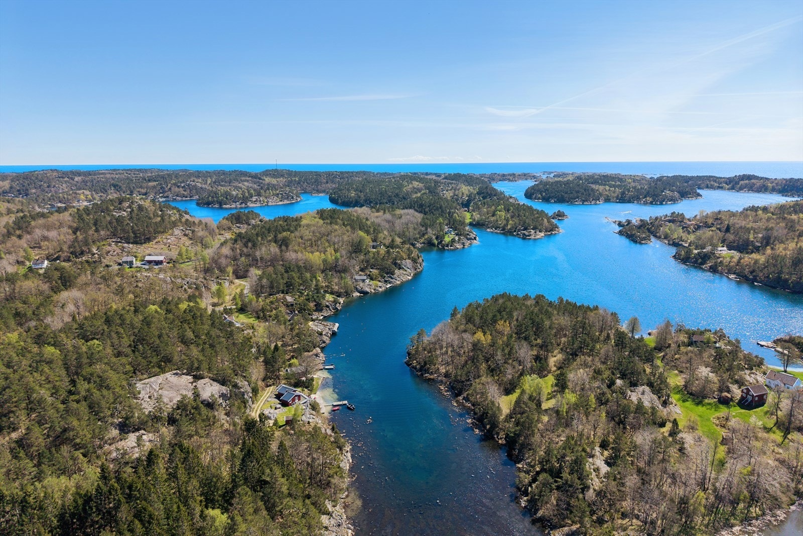 Fra eiendommen er det kort avstand til Blindleia og Brekkestø som sees i bakgrunnen. Galleribilde