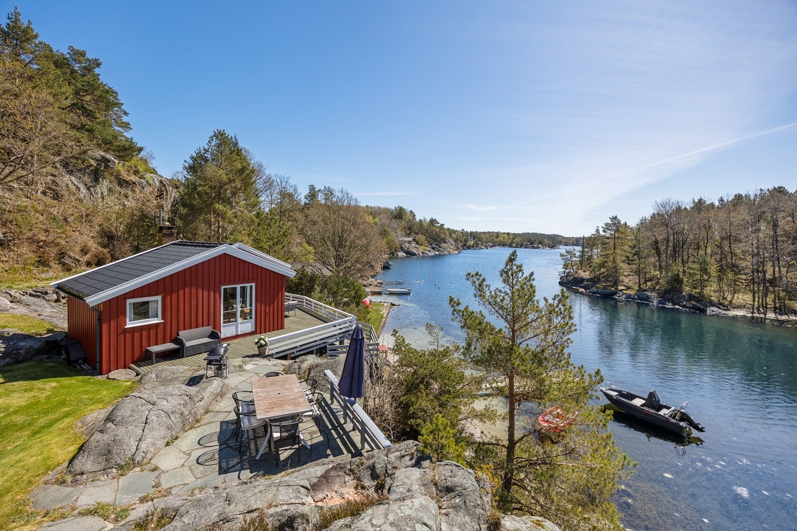 Eiendommen er lunt beliggende og man finner alltid lè for vinden. Galleribilde
