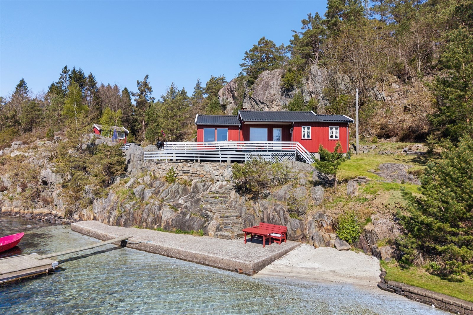 Hytten ligger solrikt til med lett adkomst til til bryggen og den fine sandstranden. Galleribilde
