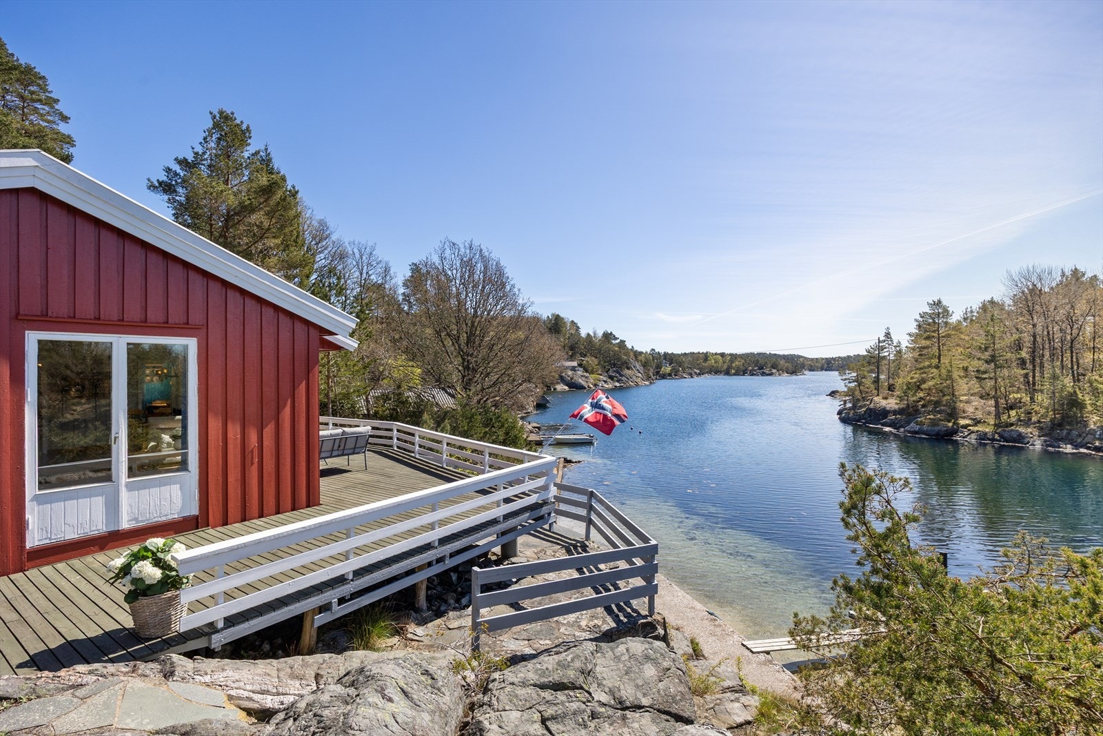 Fra hytta og uteplassene er det fin utsikt mot leia og øyene utenfor. Galleribilde
