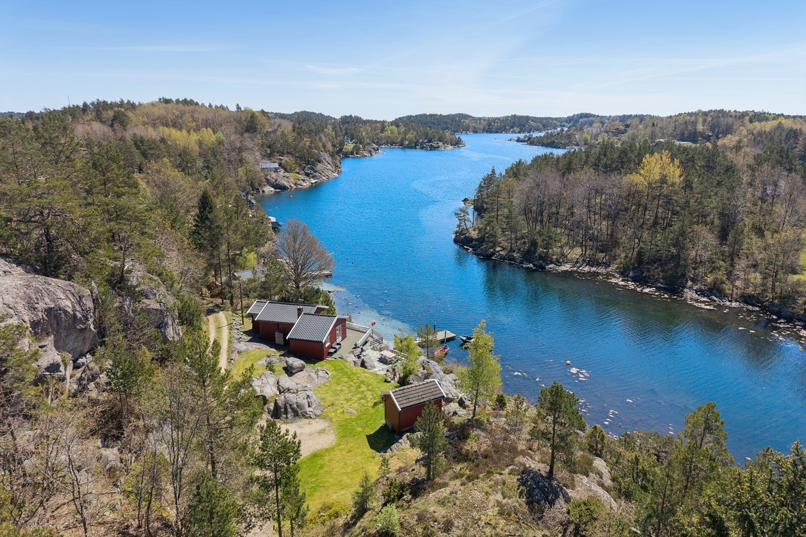 Fra hytta er det utsikt mot leia, Grisøya og Fjelldalsøya. Galleribilde