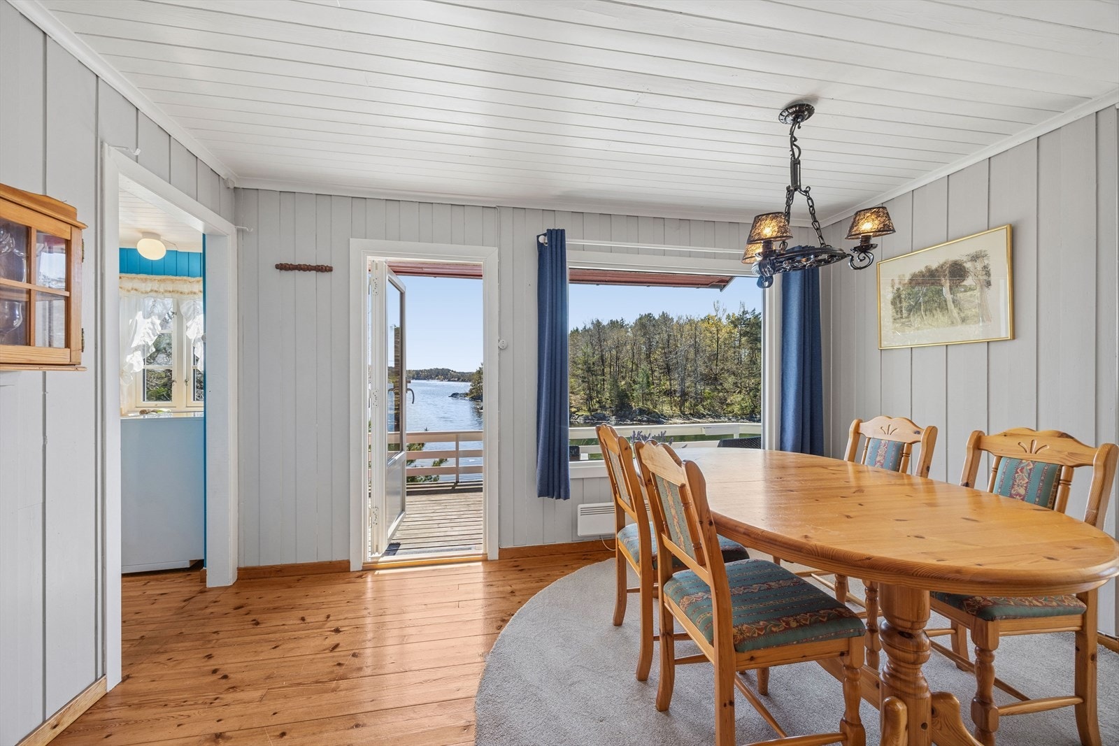 Fra spisestuen er det utgang til terrassen. Galleribilde
